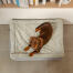 Vista dall'alto colpo di bassotto su Omlet Topology letto per cani con topper trapuntato