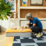 Cane accarezzato mentre giace sul Omlet Topology letto per cani con beanbag topper