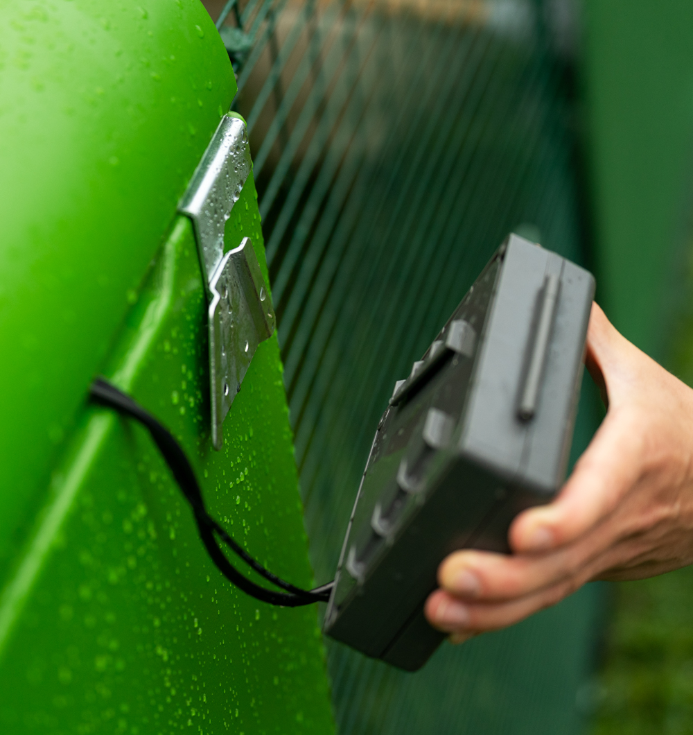 Staffa di montaggio per il pannello di comando di Smart Autodoor per pollai Eglu