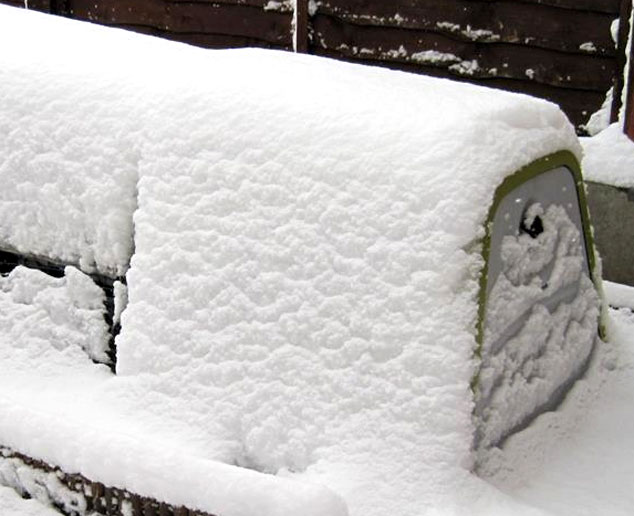 La casetta Eglu Go coperta di neve.