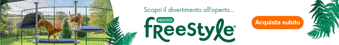 Due gatti rossi giocano sull'albero da esterno Freestyle della Omlet