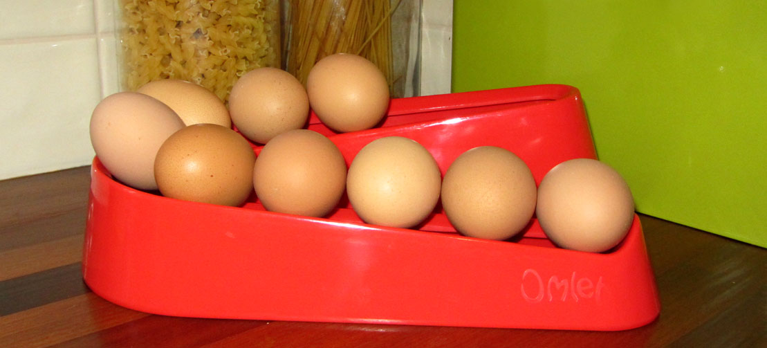 Una rampa di uova rosse in cucina