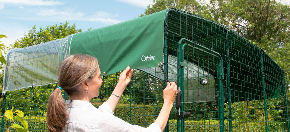 Donna che attacca la copertura del catio per il walk in run all'aperto Donna che attacca la copertura del catio per il walk in run all'aperto