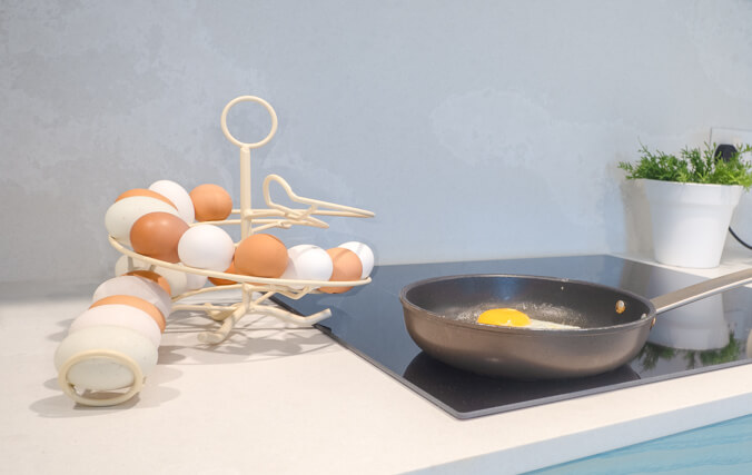 un portauova color crema skelter in una cucina moderna