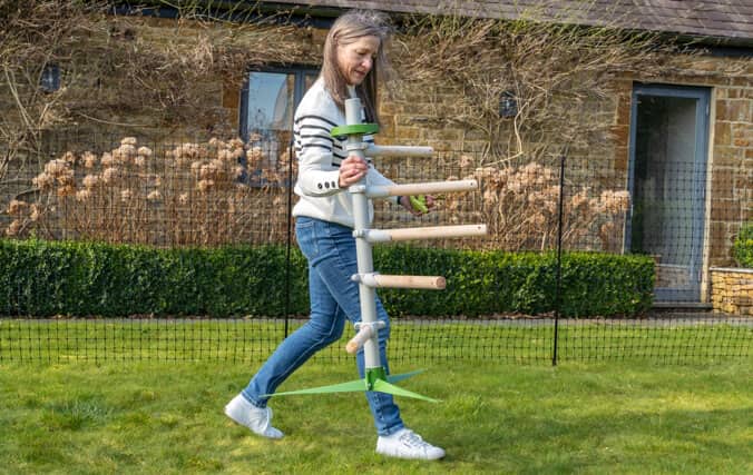 Una donna sposta agevolmente l'albero posatoio free standing